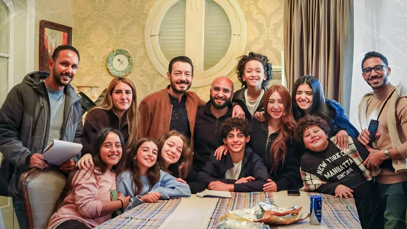 أحمد زاهر ينشر صور جديدة من كواليس مسلسل لعبة وقلبت بجد